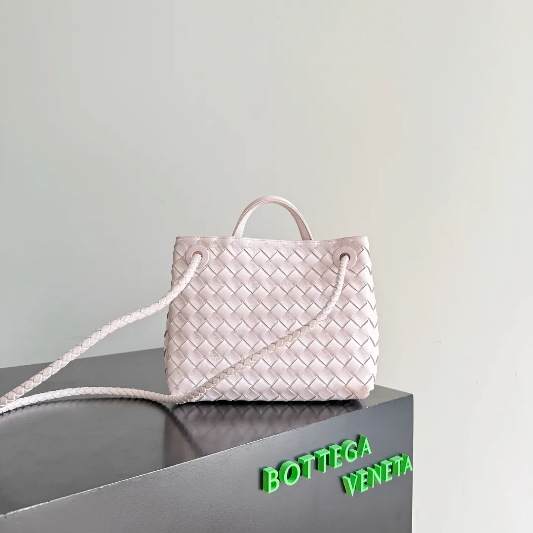 The new Andiamo batch of 3060 BV is shipped‼ ️The classic intercciato weaving process is used to create a soft bag, the metal knot is made of micro-cast aluminum using jewelry technology🪢, and the decorative beads are made of metal and hand-polished oak, allowing you to jump repeatedly between elegance and fun💃, making it unpredictable. Classic and versatile, it shows off your temperament, and the bag has a large capacity, making it very convenient for daily commuting! It has a variety of carrying methods, the shoulder straps can be adjusted by yourself, the original lambskin feels soft and delicate, and the unisex style breaks gender boundaries and brings a more practical and long-lasting use experience. The Andiamo, which has both elegant and casual styles, perfectly interprets the "fashionable old money style". Style number: 743568+wood hardware Color: Happy Pink Size: 25*22*10.5cm